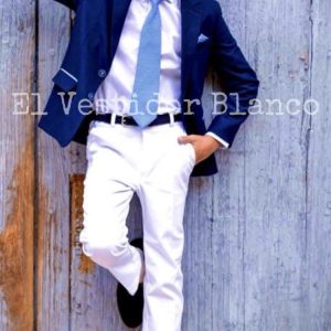 Chaqueta Azul Marino Delante Pantalón Blanco